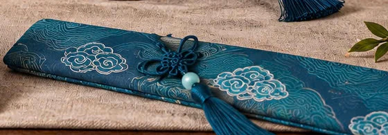 Túi lụa thêu mây có kết nút và hạt ngọc